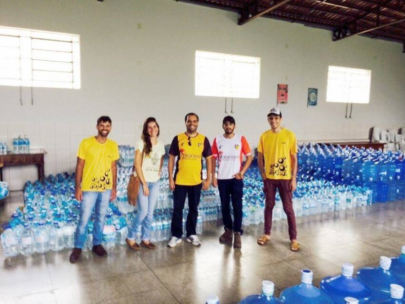Alunos de jornalismo e publicidade enviam água às vítimas de tragédia em Mariana/MG