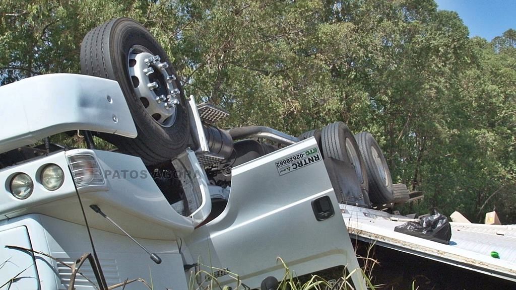VARJÃO DE MINAS: Motorista morre após tombar caminhão na BR-365