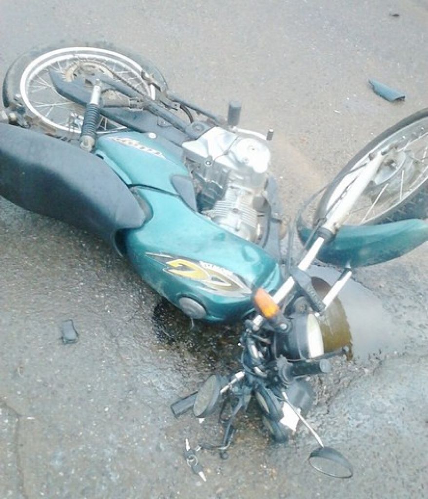 Três pessoas ficam feridas após colisão entre carro e moto em Carmo do Paranaíba