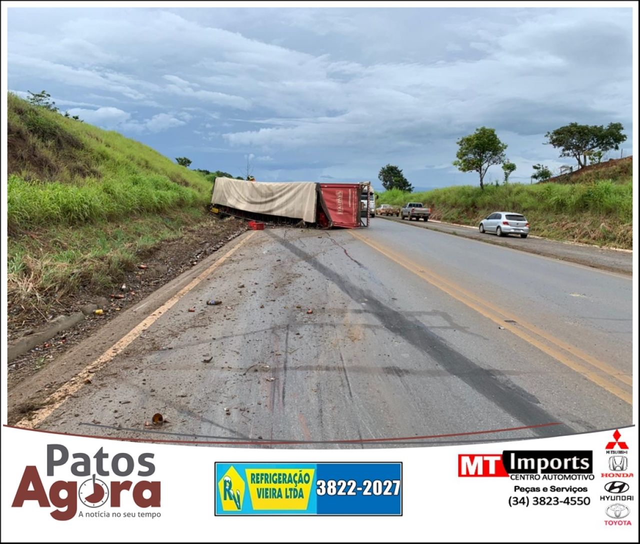 Motorista fica preso às ferragens após carreta carregada com cerveja tombar na Curva da Morte, na BR 365