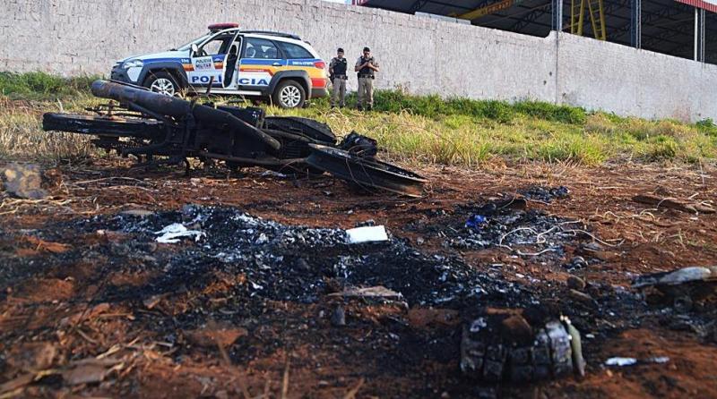 Motocicleta é encontrada completamente queimada entre os bairros Alto Colina e Jardim Esperança