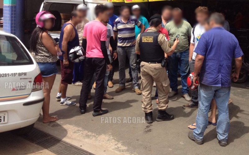 Bandido assalta homem na porta supermercado na Major Gote e na fuga toma moto de assalto