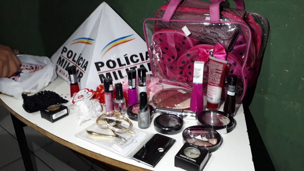 São Gotardo: Mulher de 23 anos é detida após furtar objetos em loja