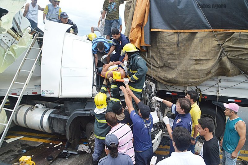 Bombeiros retiram vítimas das ferragens com vida depois de colisão entre carretas na BR-365