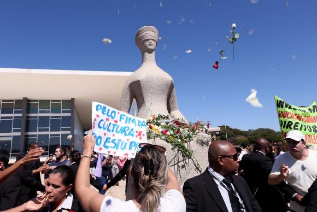 Milhares de mulheres marcham em Brasília contra a cultura do estupro