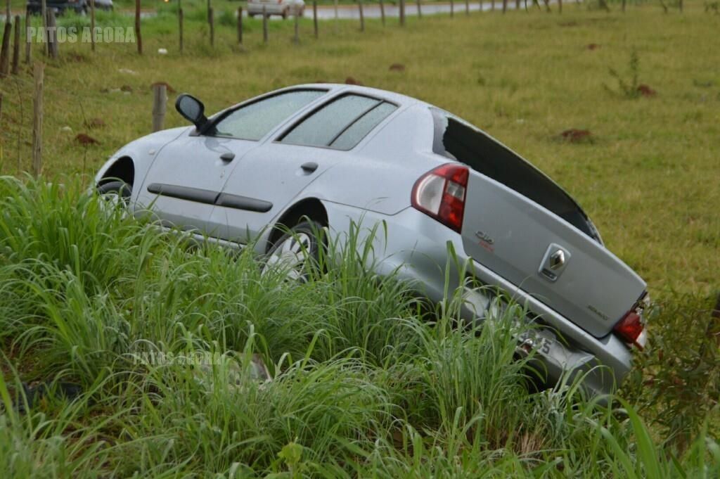 Motorista perde controle de carro e sai fora da pista na Avenida Marabá 