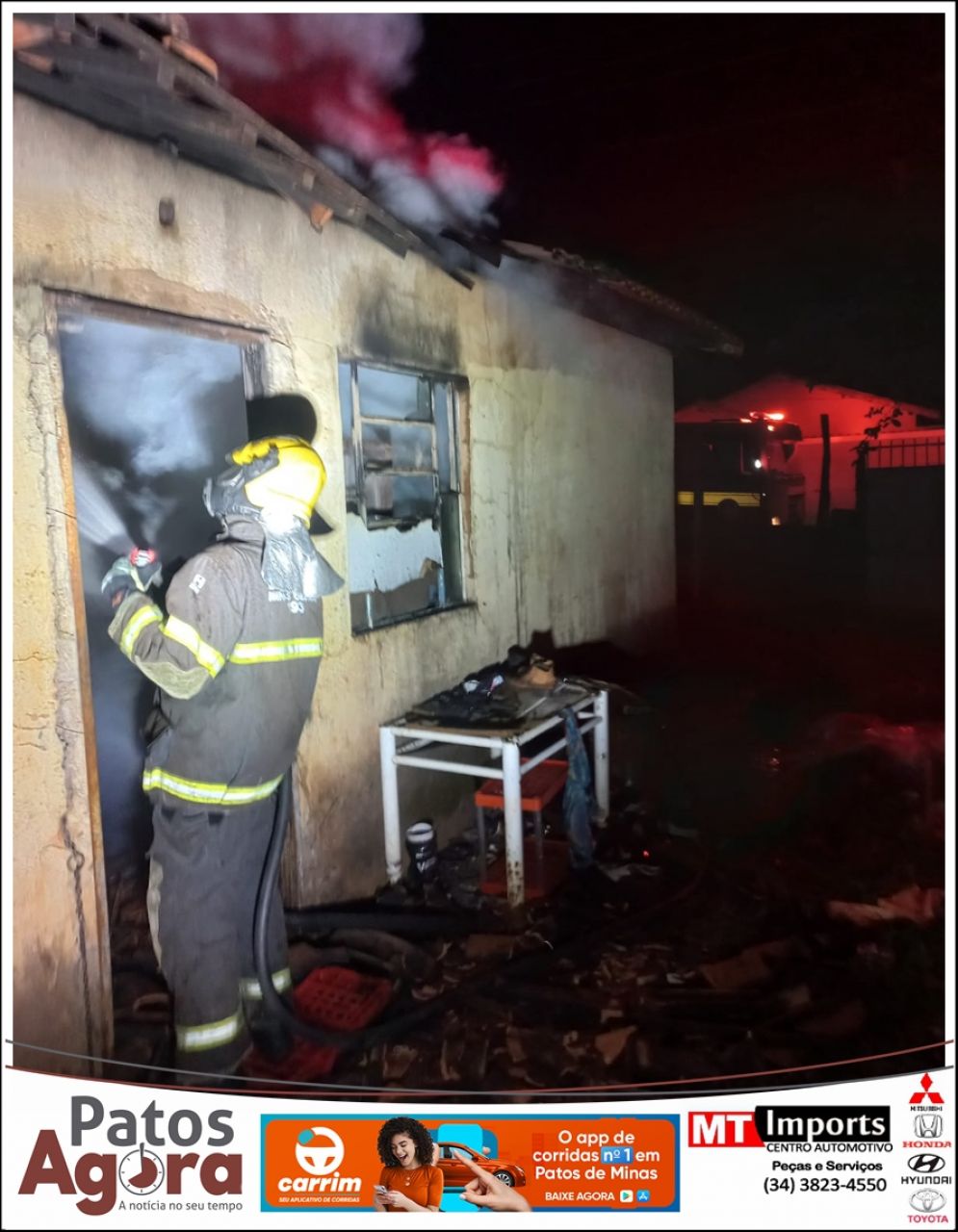 Bombeiros de Patrocínio combatem incêndio em residência no Bairro Serra Negra