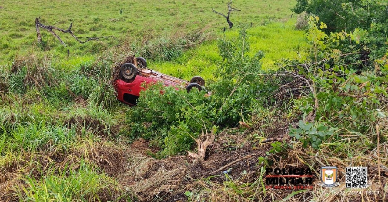 Colisão entre carro e carreta deixa condutora ferida na rodovia LMG-628