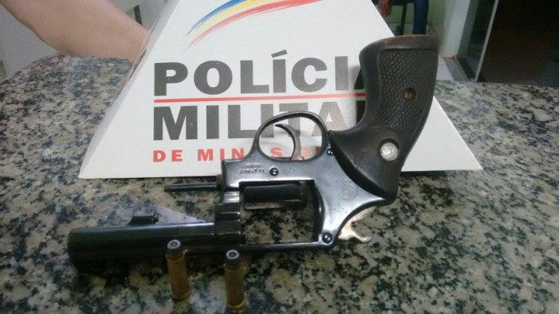 Presidente Olegário : PM prende jovem com revólver calibre 38 no bairro Andorinhas