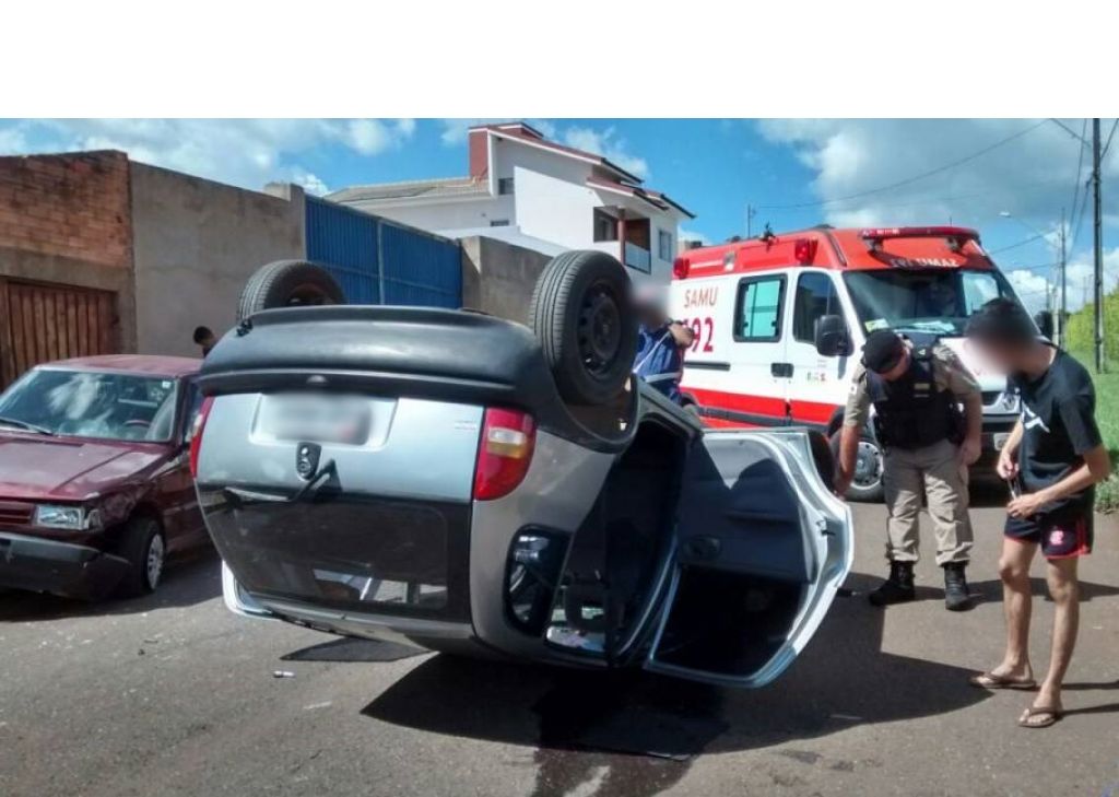 Mulher de 45 anos passa mal, colide em carro estacionado e capota veículo no Bairro Nossa Senhora de Fátima