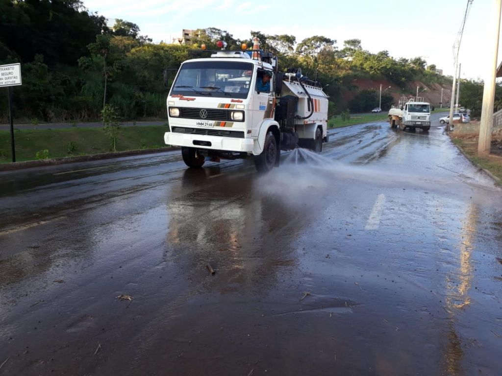 Principais vias do centro de Patos de Minas recebem ação de limpeza com essência de eucalipto