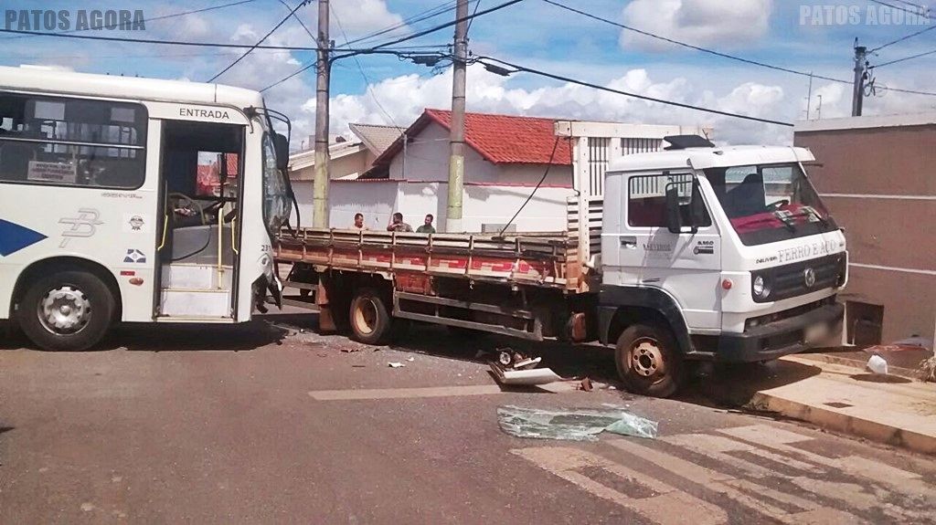 Acidente entre ônibus e caminhão deixa estragos no bairro Panorâmico