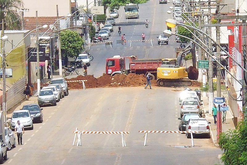Obras deixam Rua Major Gote interditada no centro de Patos de Minas