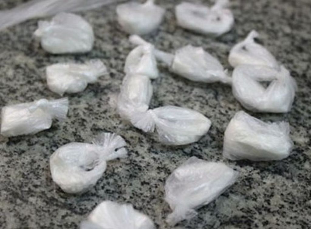 Alunos são flagrados com maconha e cocaína dentro de mochilas no Bairro Abner Afonso