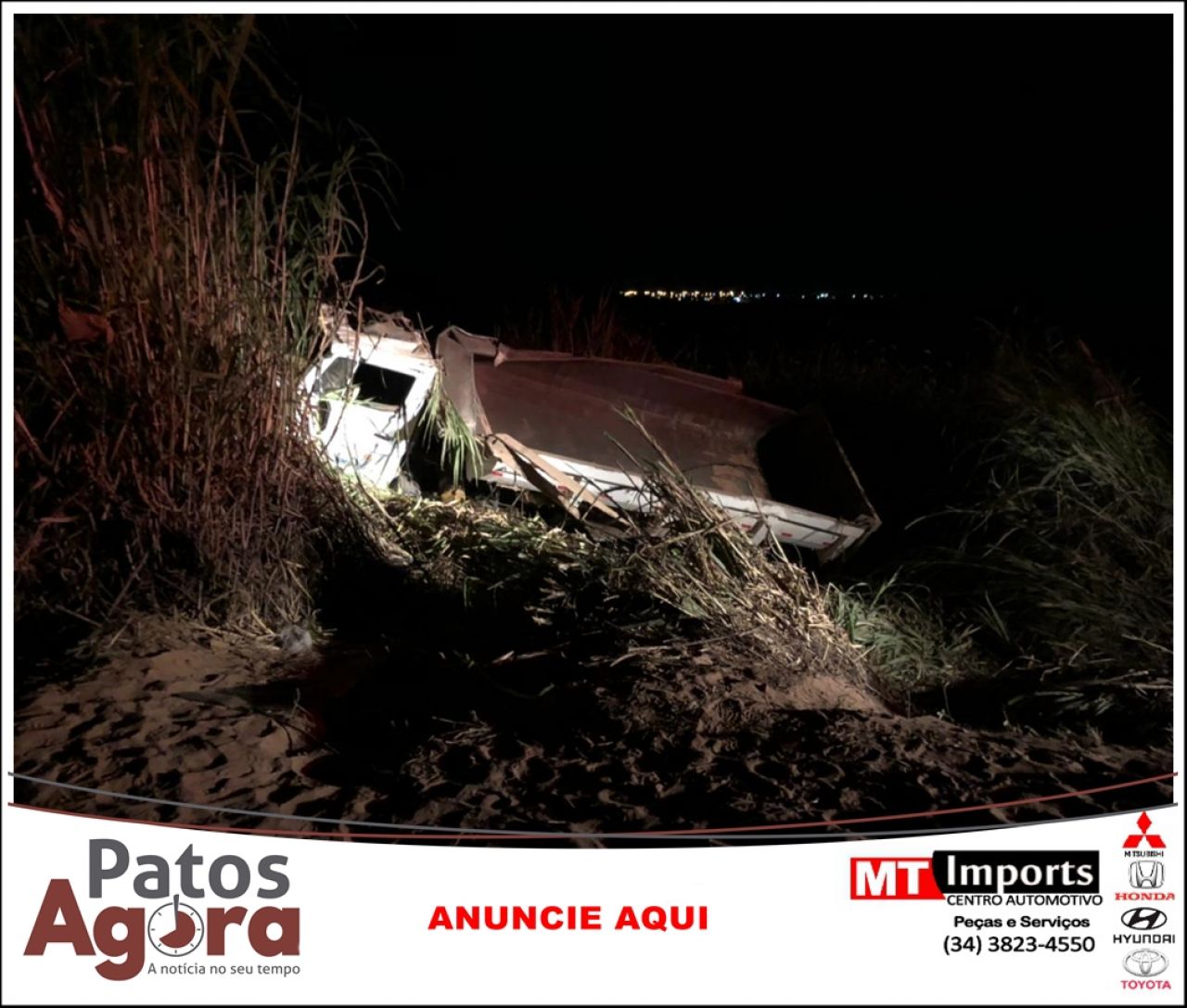 Condutor é socorrido ao HRAD após caminhão  carregado com areia tombar na MGC 354