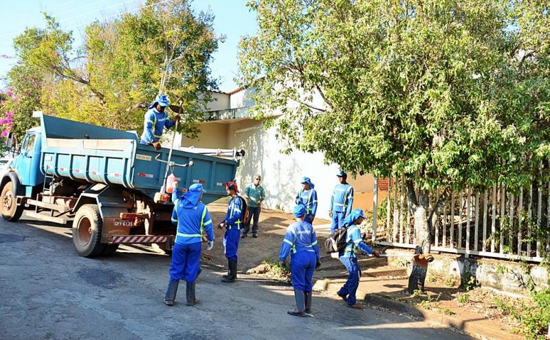 Prédio desapropriado da Adefipam recebe limpeza por funcionários da Prefeitura