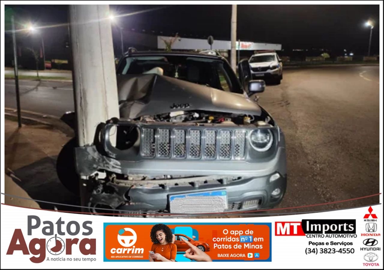 Motorista foge e deixa Jeep Renegade para trás após colidir e quebrar poste na Avenida Marabá