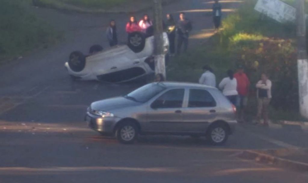 Carro capota após acidente de trânsito em Patos de Minas