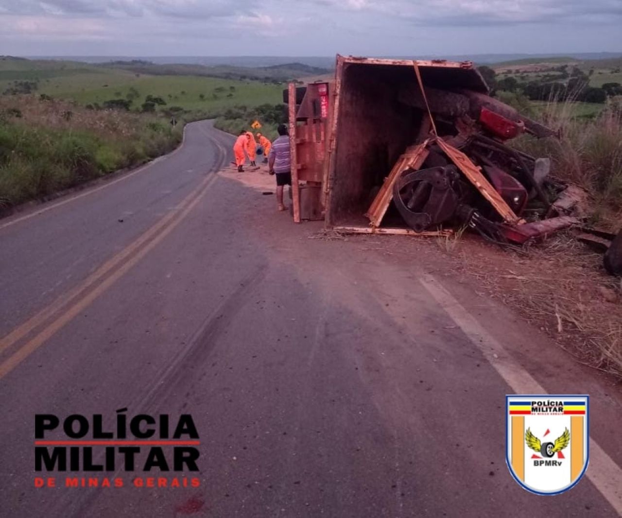 Caminhão perde o freio e tomba na rodovia MG-230, em Rio Paranaíba
