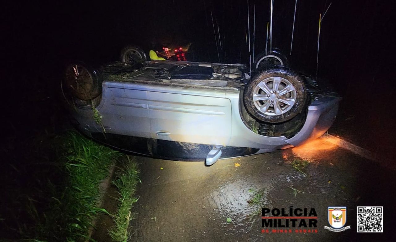 Carro perde controle em curva e capota na BR-352