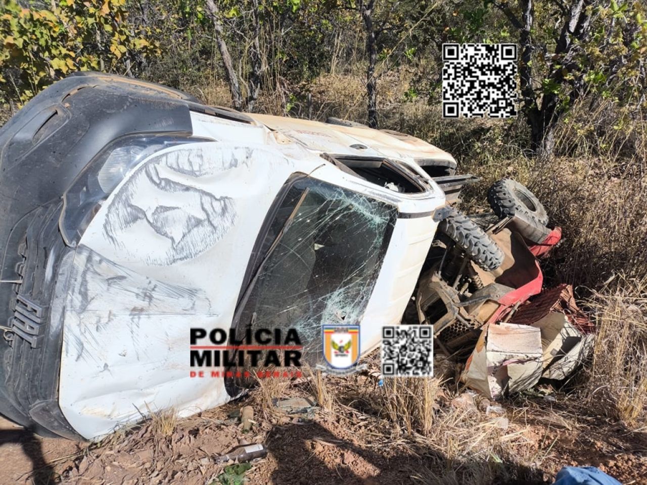 Condutor evita colisão com carro que invadiu pista contrária, mas acaba capotando na rodovia MGC-479