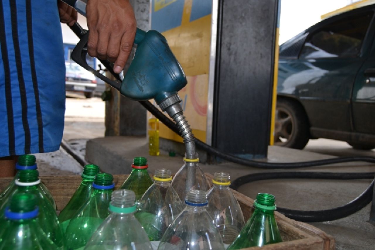 Procon abre processo contra postos que estavam vendendo combustível em garrafa pet