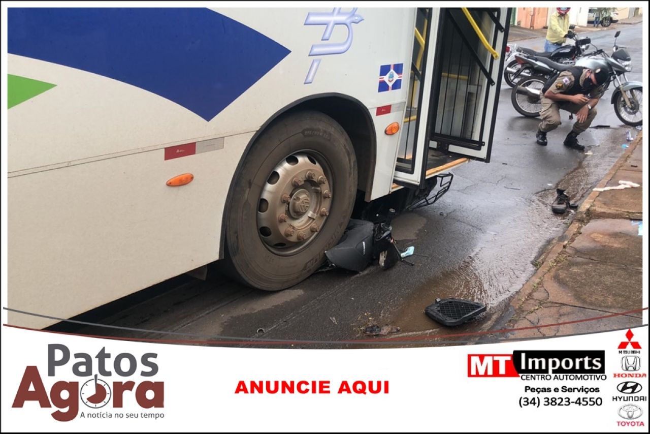 Motoneta é arrastada por ônibus após motociclista avançar parada obrigatória