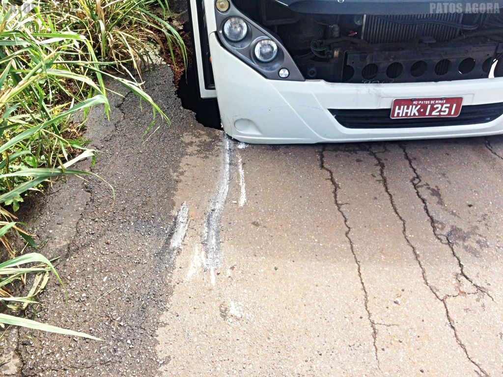 Ônibus com passageiros cai em buraco após asfalto ceder na Avenida Piauí