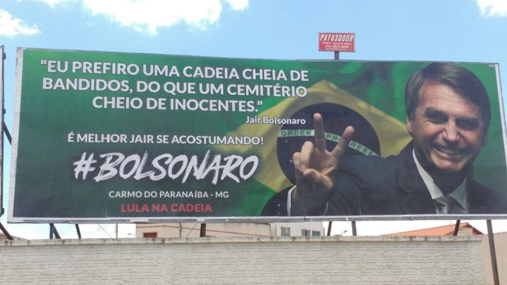 Simpatizantes instalam outdoor em apoio ao Bolsonaro em Carmo do Paranaíba
