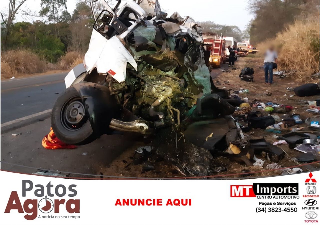 Vídeo: Acidente entre Van caminhão deixa 12 mortos e um ferido na BR-365 em Patos de Minas