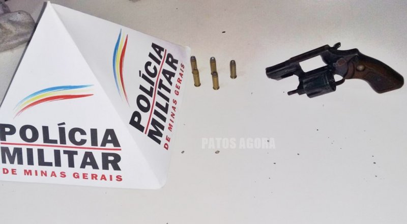 PM apreende arma de fogo furtada em Goiás no centro de Patos de Minas  
