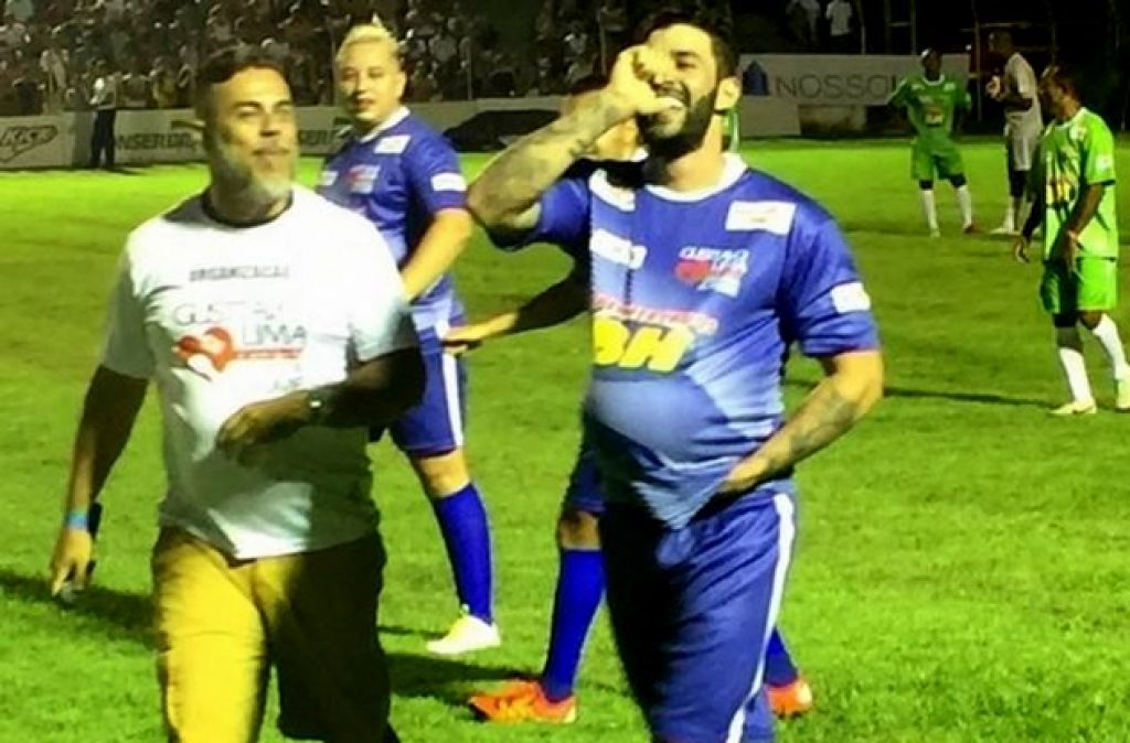 Gusttavo Lima faz gol em jogo beneficente e homenagem ao filho que espera com Andressa Suita