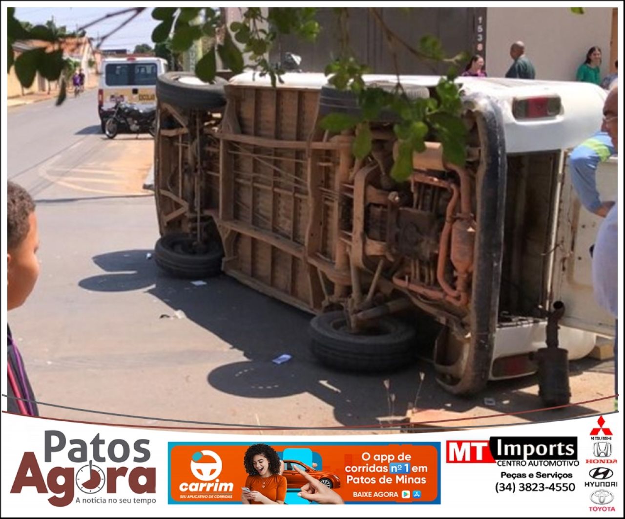 Colisão entre Fiat Uno e Kombi deixa veículo tombado em Patos de Minas