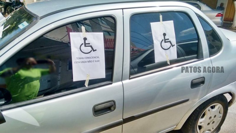 Motorista estaciona em vaga para deficientes e carro vira alvo de protesto de estudantes em Patos de Minas