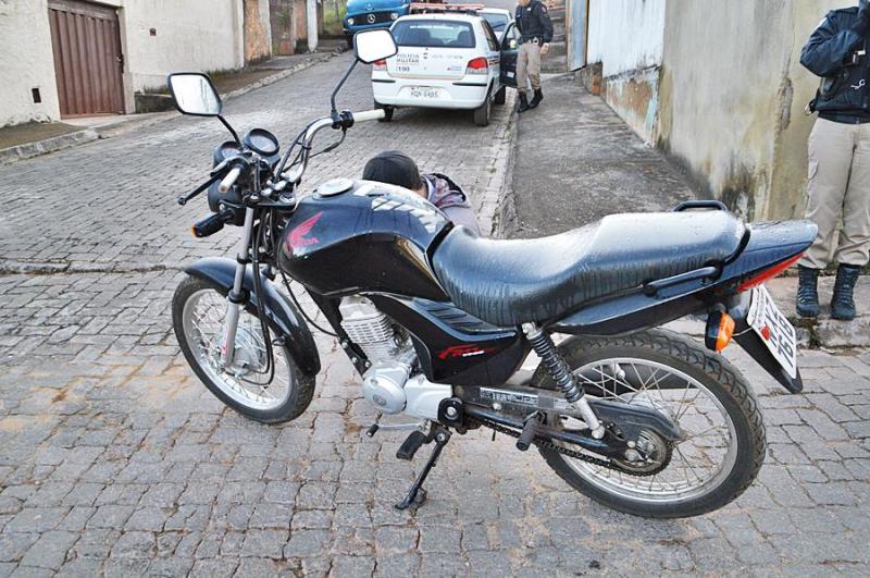PM recupera motocicleta furtada em menos de 24 horas no bairro Santa Terezinha