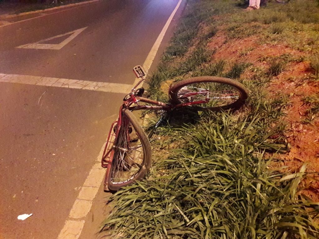 Ciclista é socorrida ao hospital após acidente com motociclista na Avenida JK