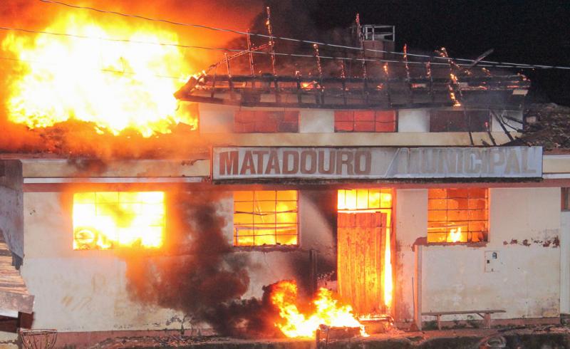 Incêndio destrói antigo matadouro municipal de Carmo do Paranaíba