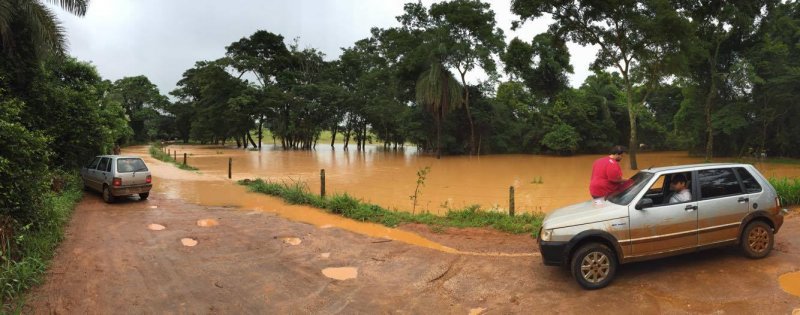 Água do Rio Paranaíba sobe e interdita estrada que liga Carmo do Paranaíba a Serra do Salitre.