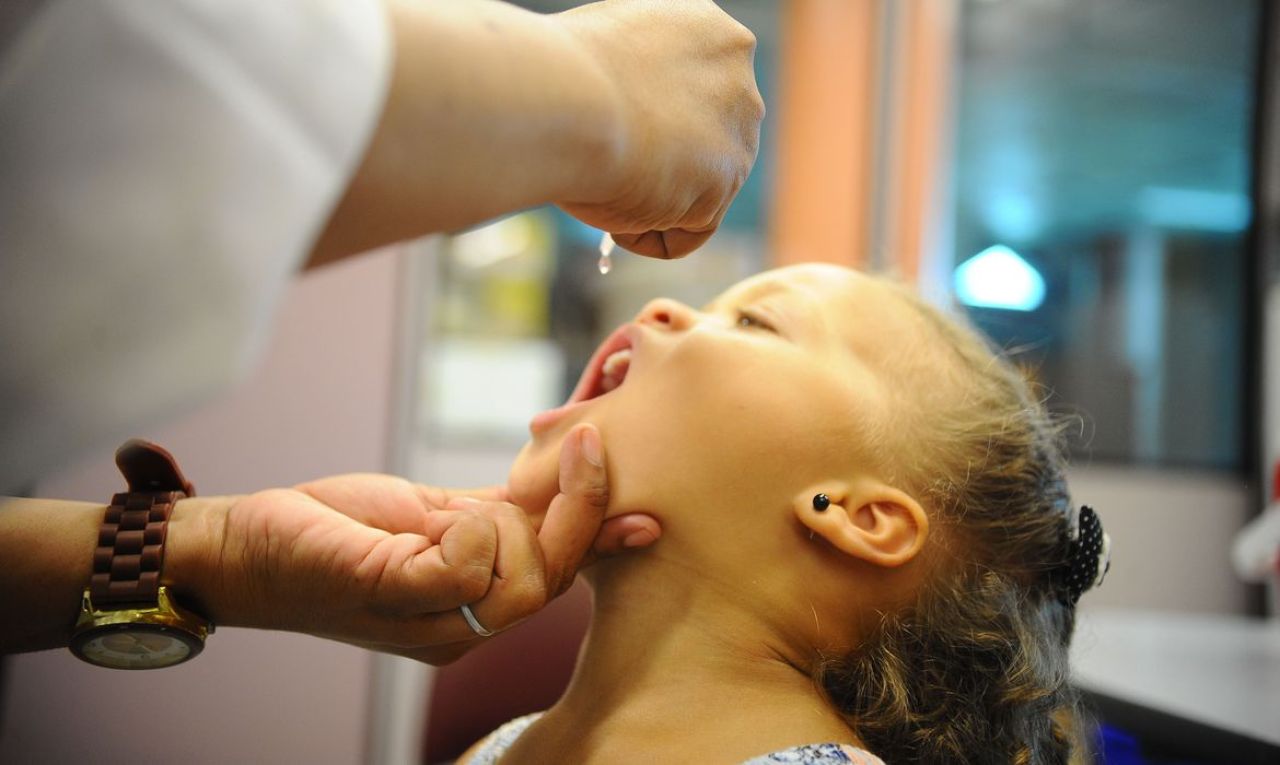 Poliomielite: Patos de Minas já vacinou 94,5% das crianças de 1 ano a menores de 5 anos