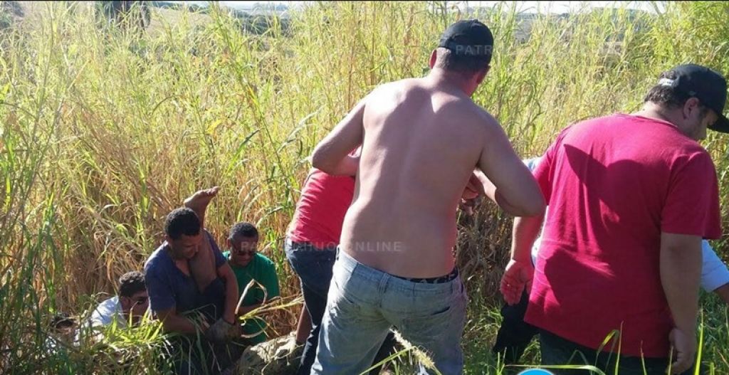 Homem surta e tenta afogar junto com a filha de 4 meses em Araxá