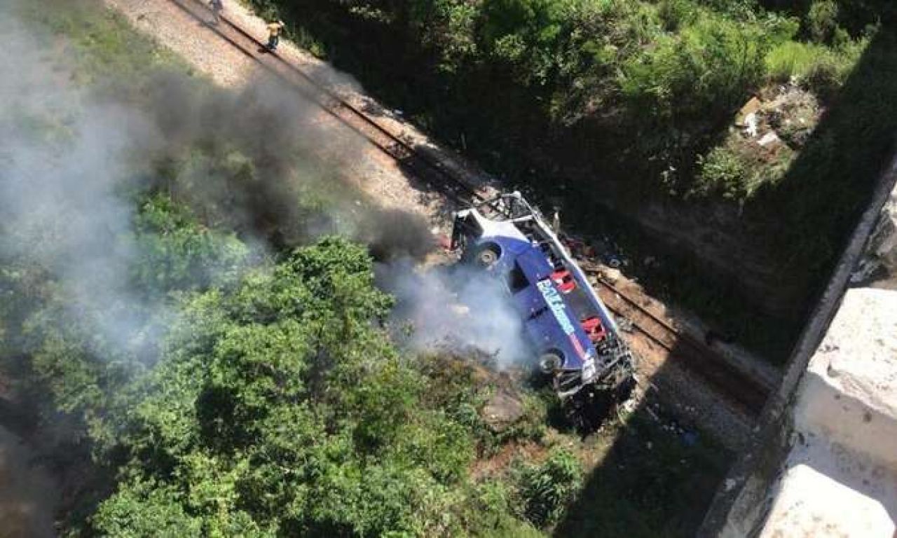 Minas Gerais: ônibus cai de ponte e deixa ao menos 10 mortos e 30 feridos na BR-381