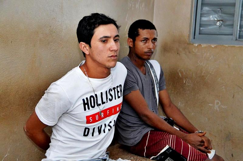 Dois jovens foram presos após levarem mais de R$5.000,00 em assalto