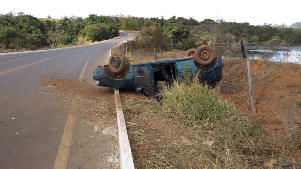 Veículo que seguia de Carmo do Paranaíba à Patos capota três vezes na estrada do Soares