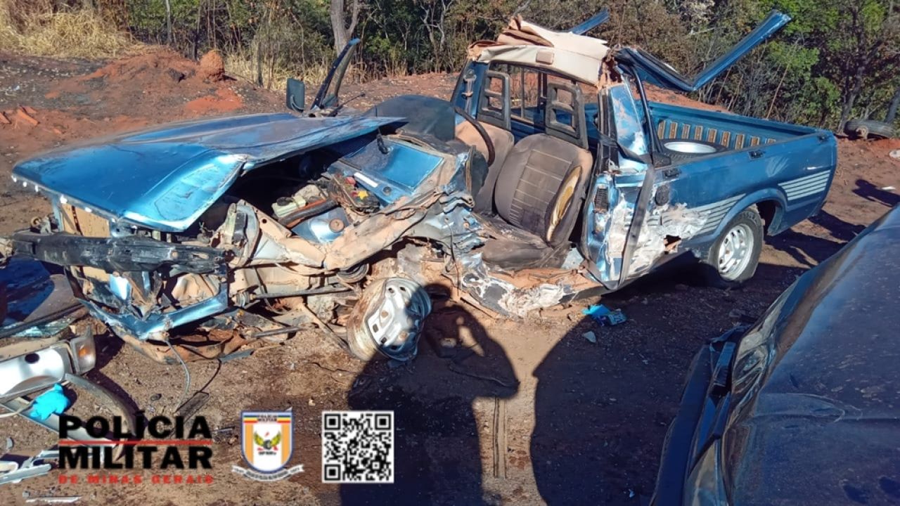 Condutor sofre ferimentos graves em acidente entre três veículos na rodovia MG-410