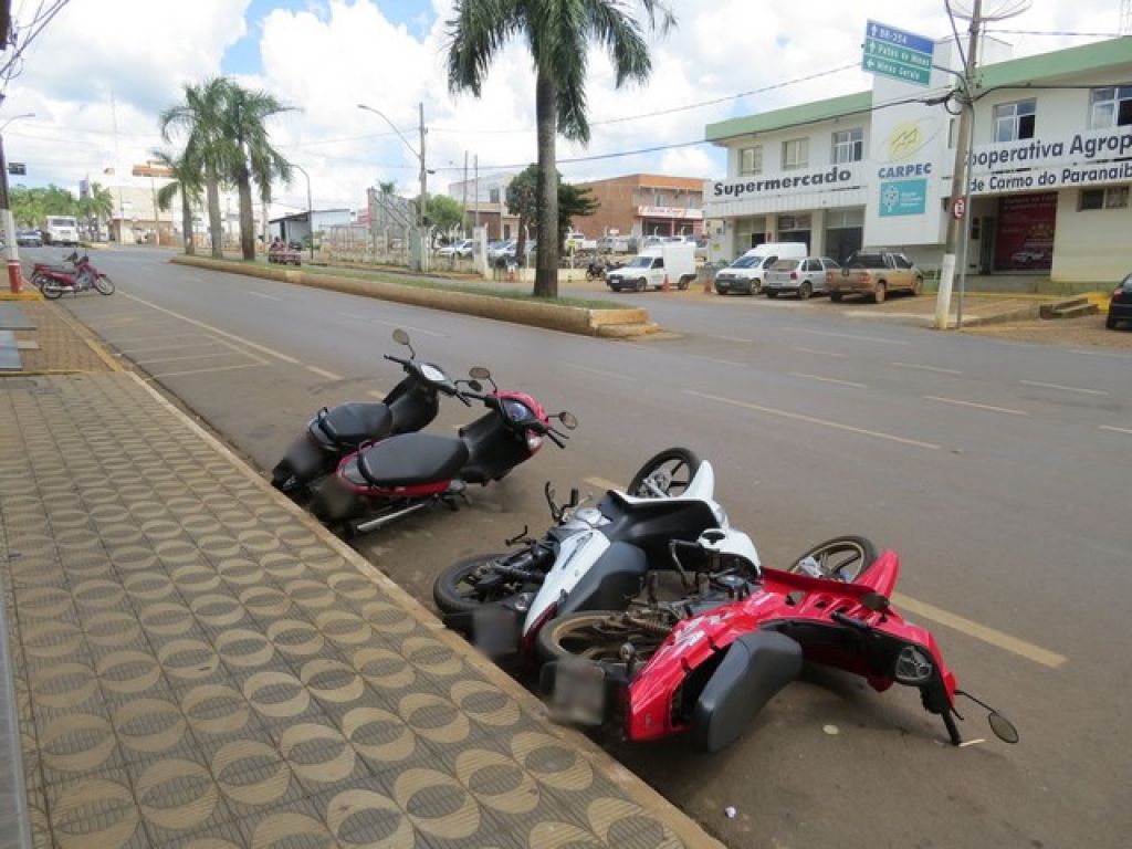 Carmo do Paranaíba: Motorista erra manobra, derruba motos e foge