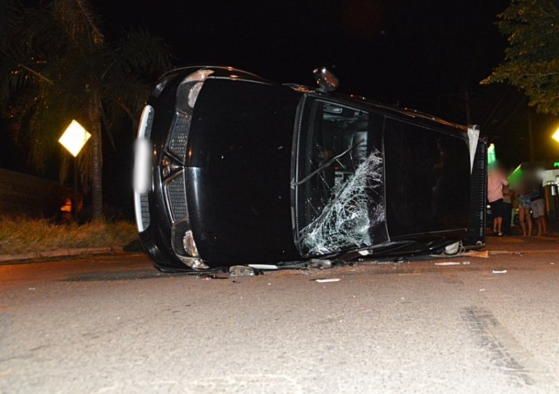 Motorista perde controle de caminhonete e tomba na Avenida Marabá