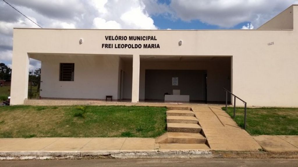 Vândalos quebram vidraças do velório municipal em Carmo do Paranaíba