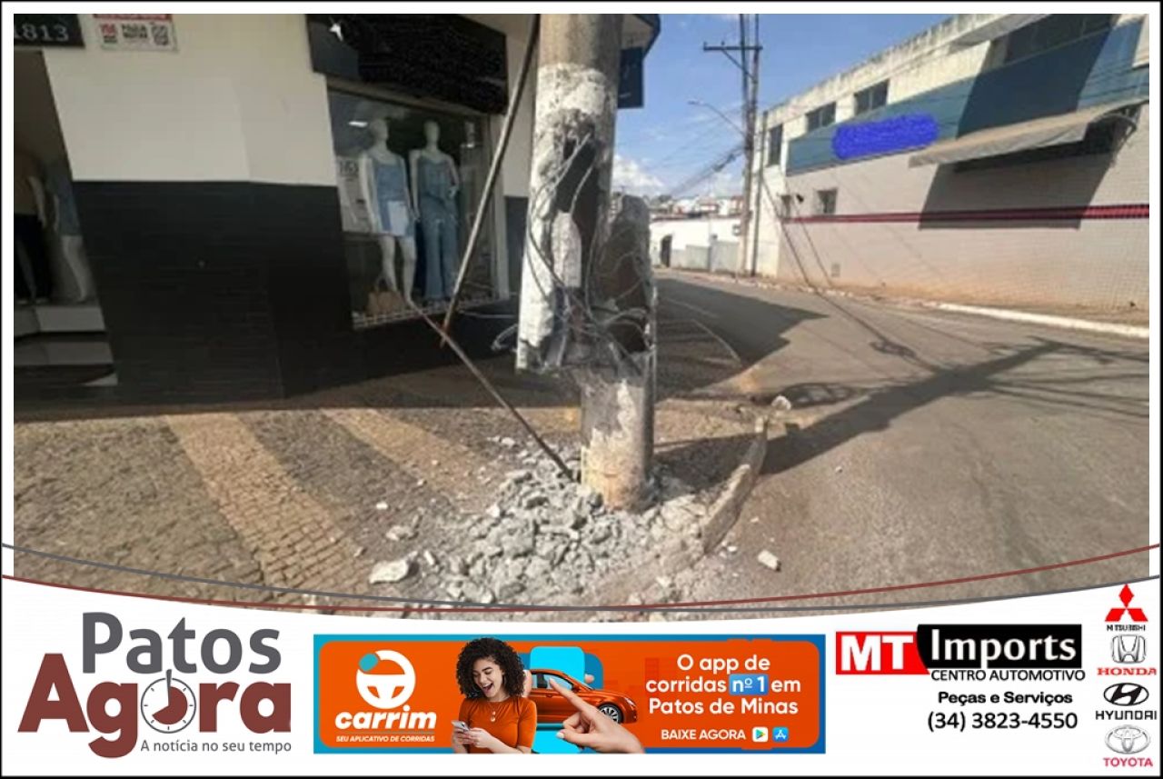 Carreta derruba poste de iluminação no Centro de Patos de Minas e motorista foge