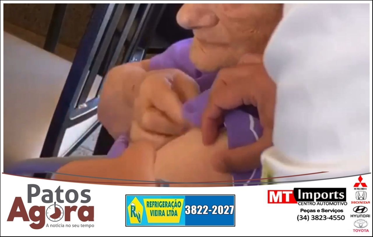Enfermeira se emociona durante vacinação que começou oficialmente hoje em Patos de Minas