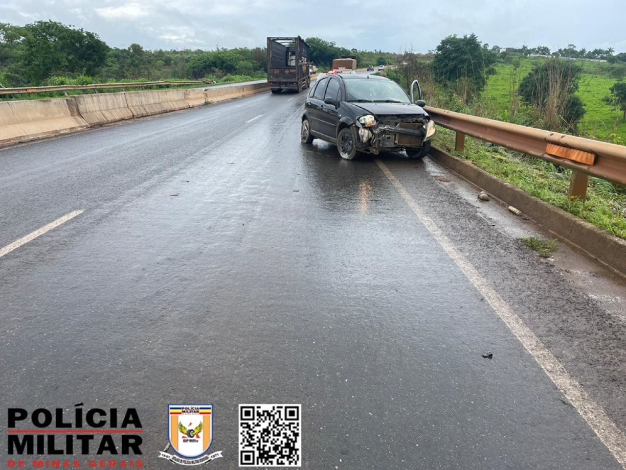 Pneu estoura e veículo colide em mureta de separação na BR-352, em Patos de Minas